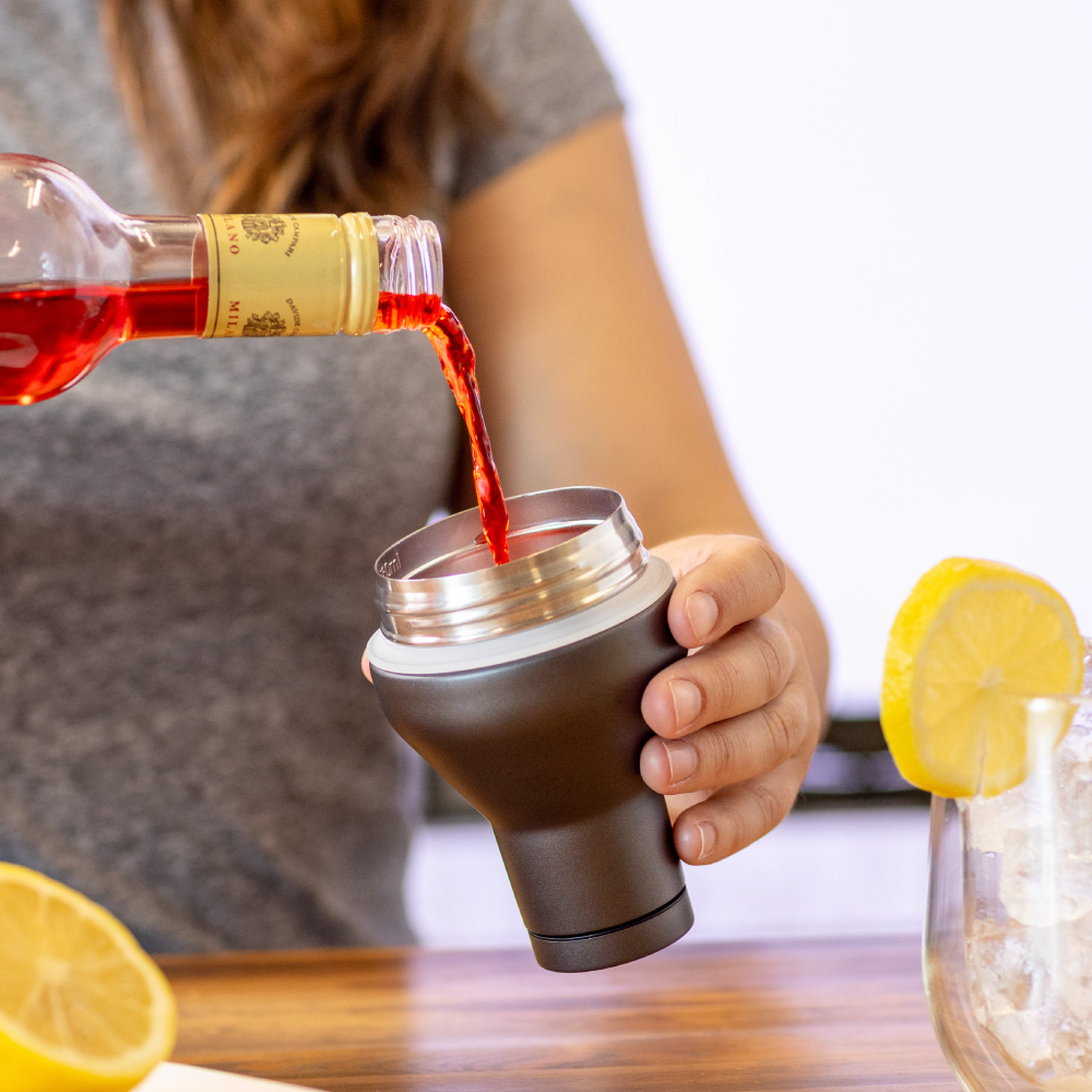 cocktail-shaker-lid-a0 Cocktail_Shaker_lifestyle_2_b714e13d-dd84-4844-956f-11cddc294041.png